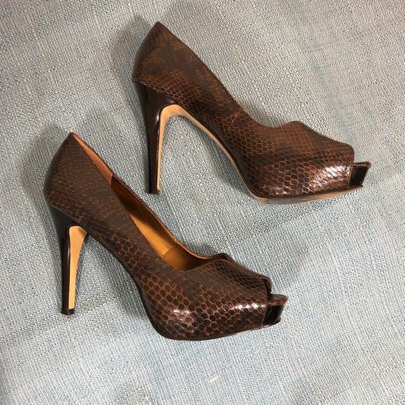 Nine West Snakeskin Pattern Size 6 1/2 Heels - Picture 3 of 6